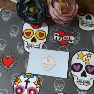 Tecido Sarja fina Caveiras Fundo cinza