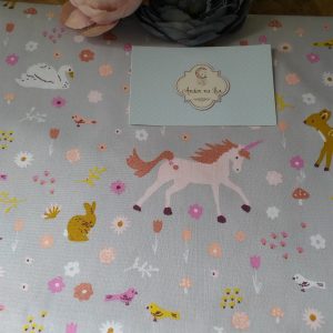 Tecido Unicórnios com glitter fundo cinza