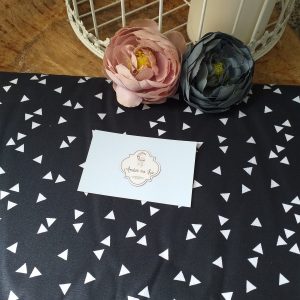 Tecido Triângulos Brancos Fundo preto marca Poppy