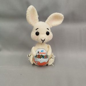 Boneco Amigurumi Coelhinho c/ Ovo Kinder